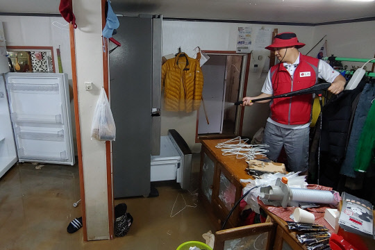 LG전자가 제18호 태풍 ‘미탁’으로 인해 피해가 발생한 강원 삼척시에서 수해 복구 활동을 진행하고 있다.  <LG전자 제공>